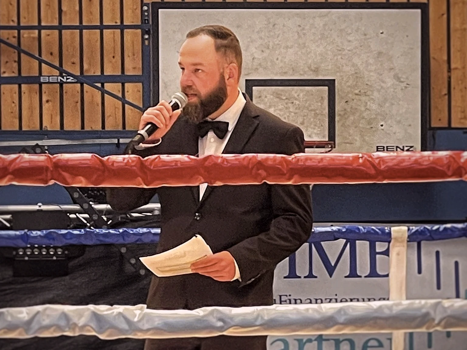 Basti Retzlaff als Moderator auf der Fight Night MV.