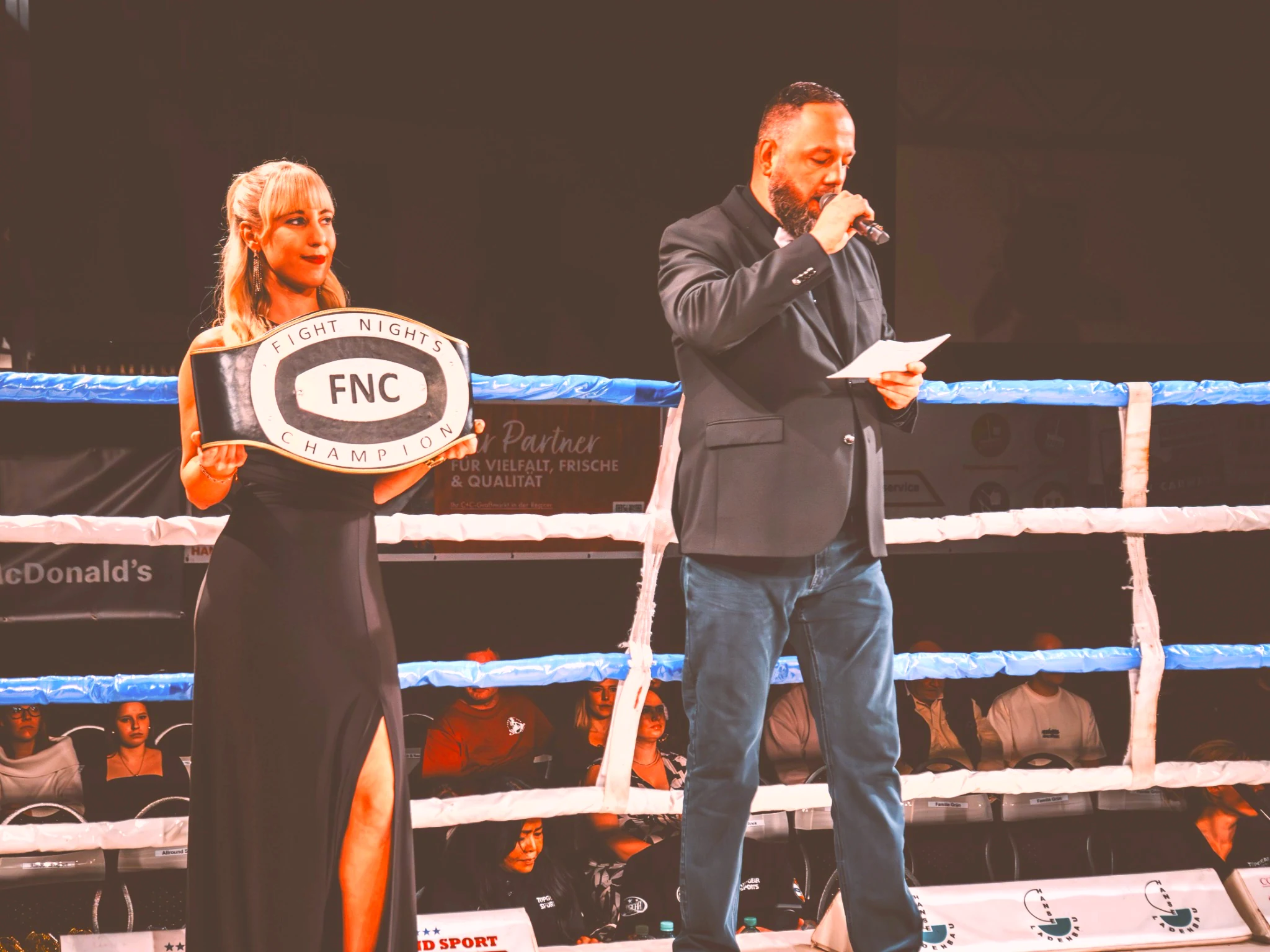 Moderator und Ringsprecher Basti Retzlaff.