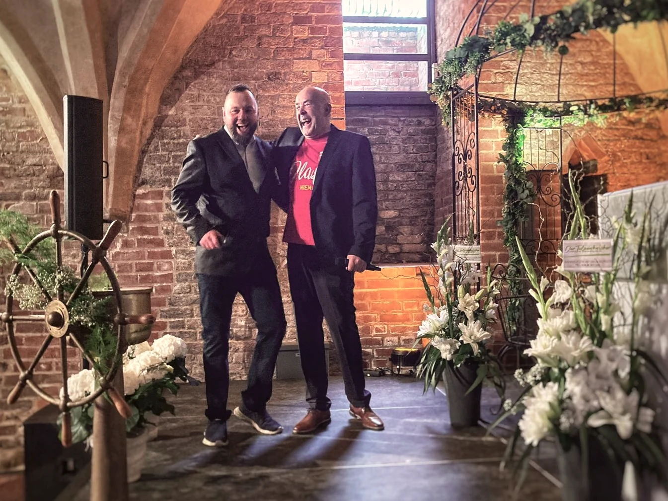 Moderator Basti Retzlaff auf einer Hochzeitsmesse.