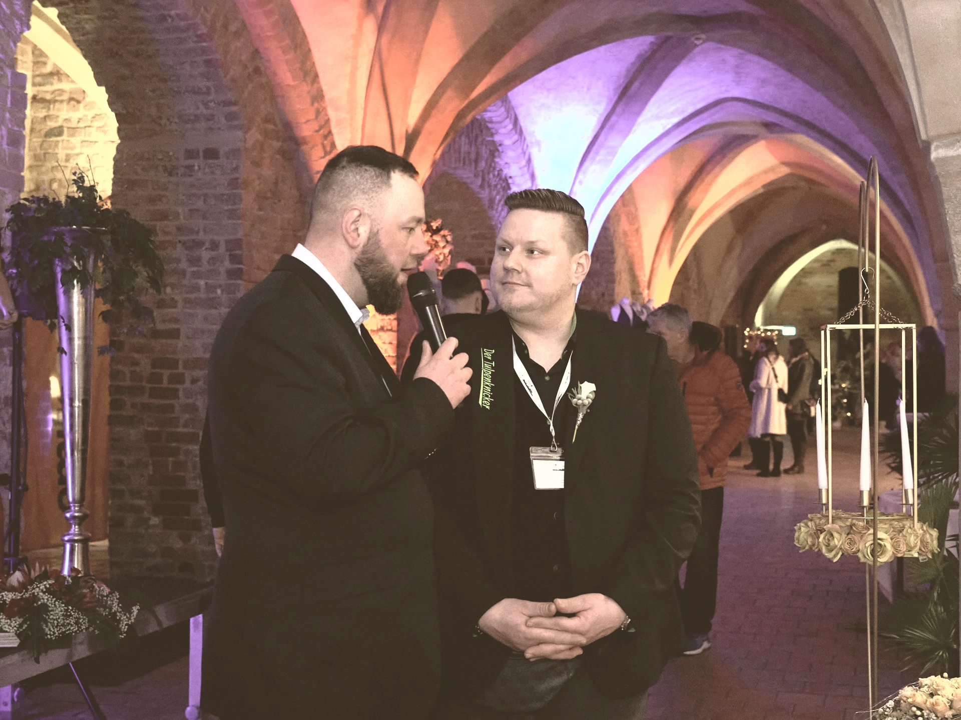 Moderator Basti Retzlaff während eines Live Interviews.