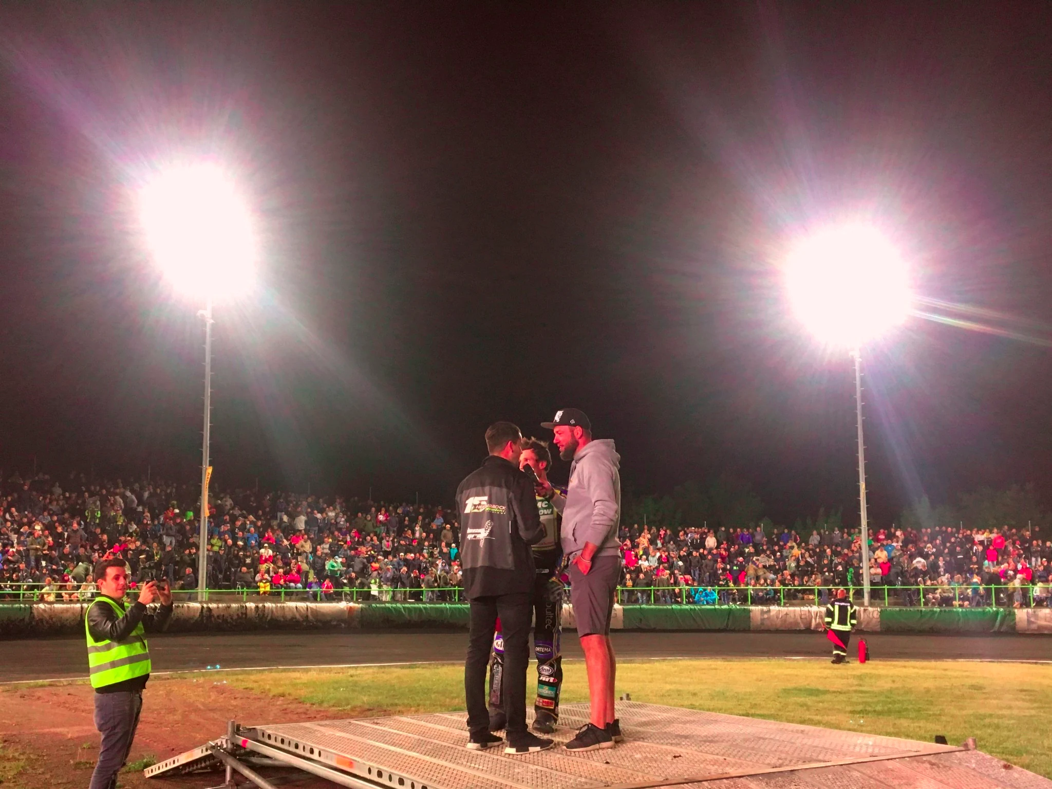 Basti Retzlaff als Moderator in einem Stadion.